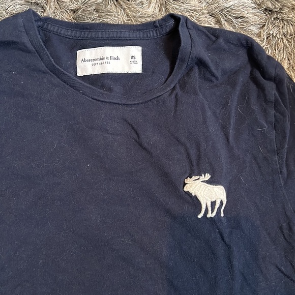 Men’s Abercrombie and Fitch extra small navy blue T-shirt - Picture 2 of 2